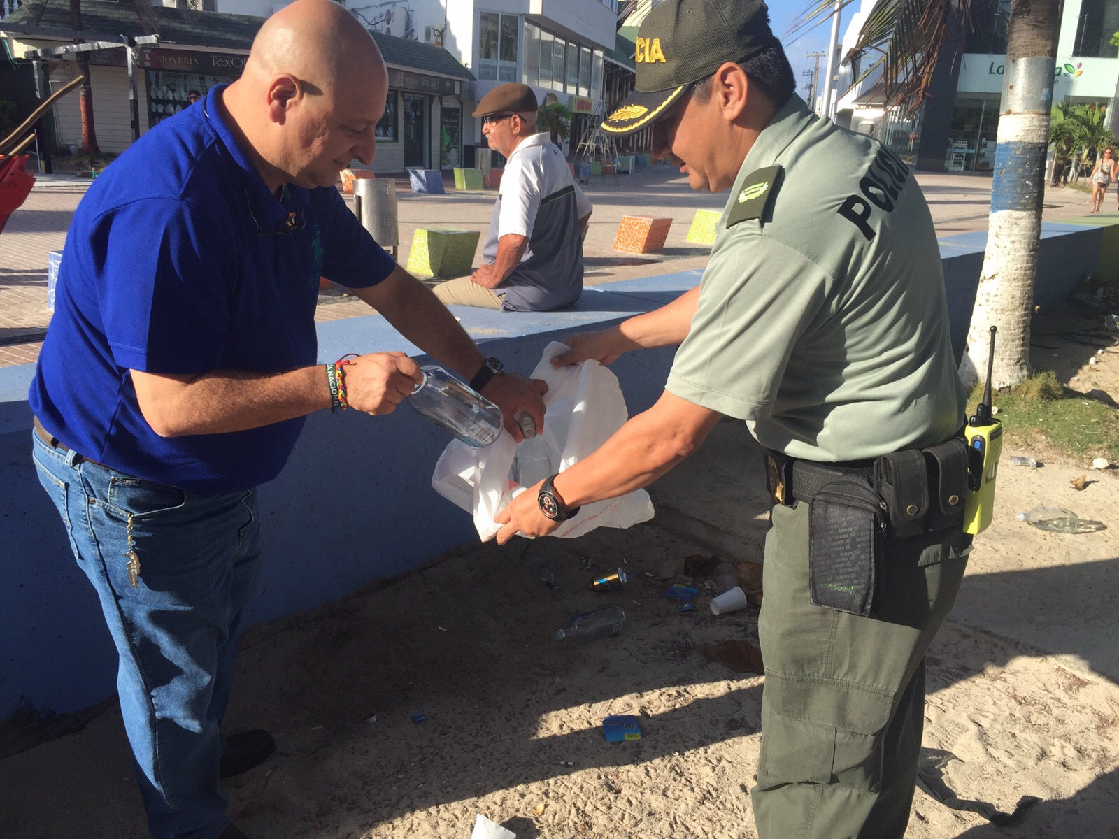 Gobernador Ronald apoyando la limpieza de playas