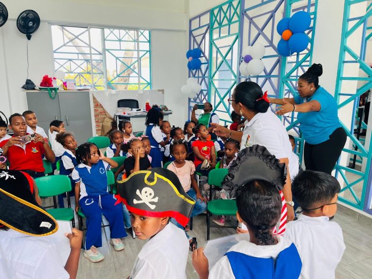 Club de lectura en el CDI Little Dolphins
